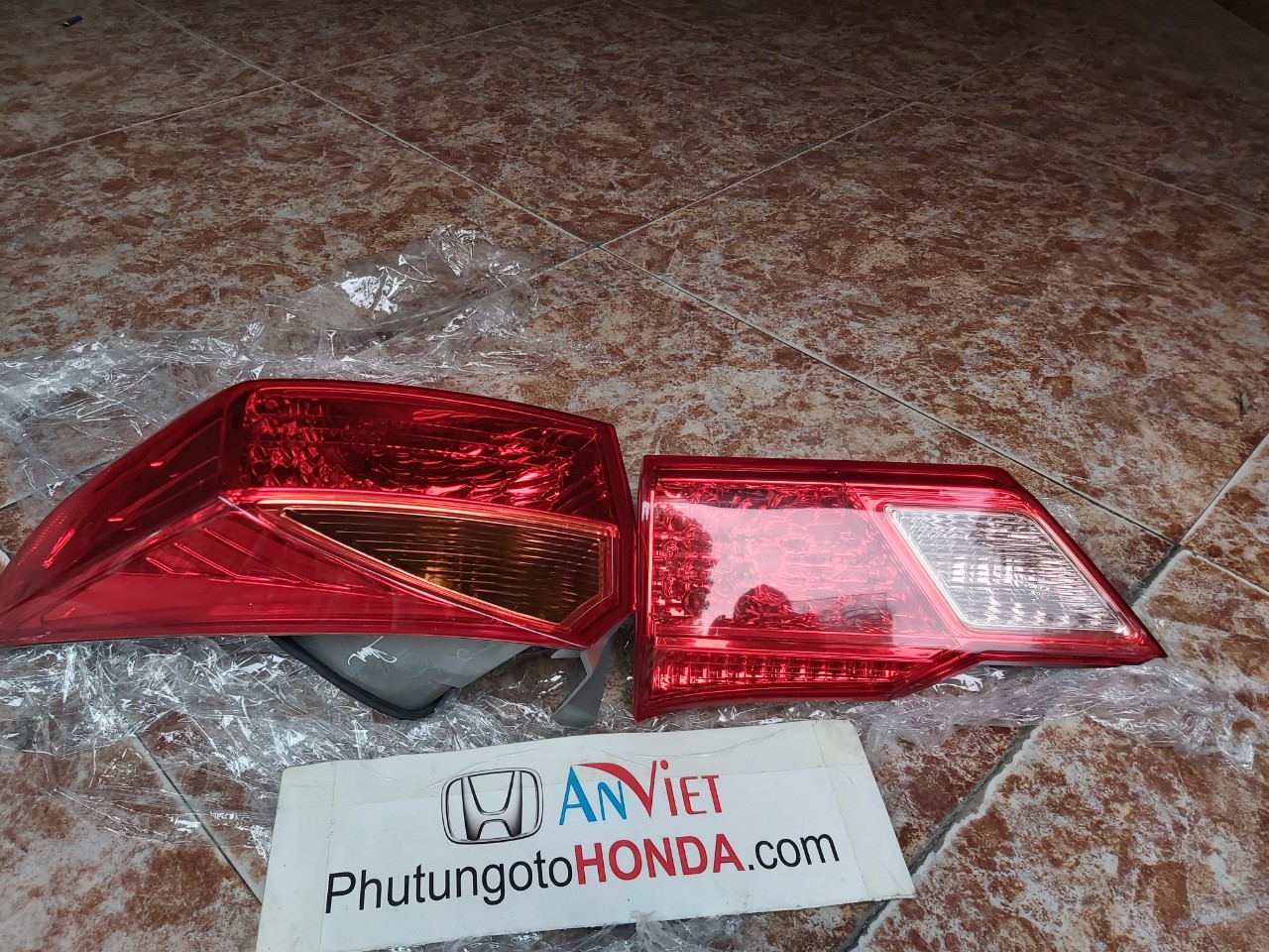 Đèn hậu miếng trong xe Honda City